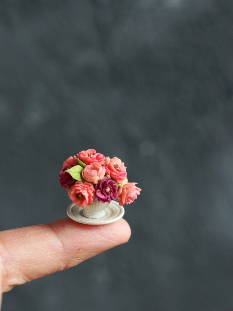 *                                                             Tea set with a bouquet of ranunculus 1:12