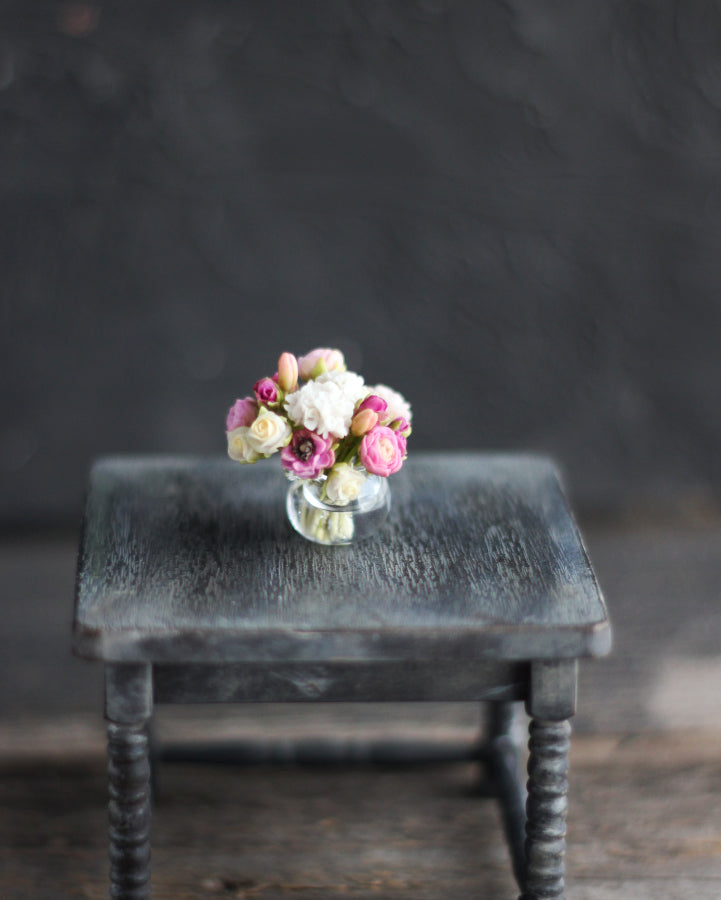 *                             Bouquet of roses and hydrangeas in a glass vase 1:12