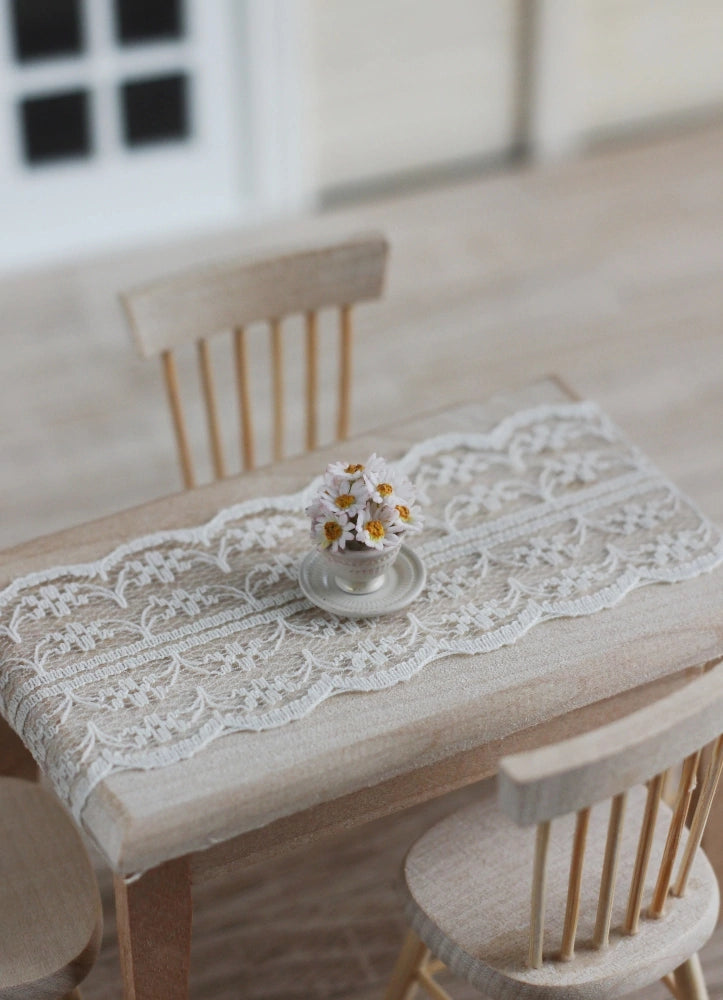*                                                               Tea set with a bouquet of daisies 1:12