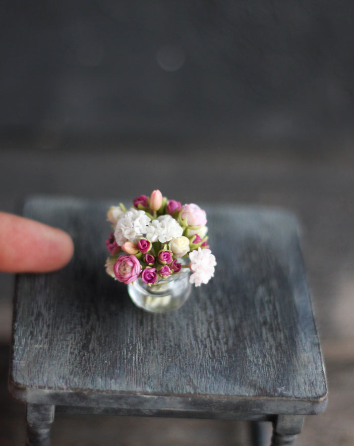 *                             Bouquet of roses and hydrangeas in a glass vase 1:12