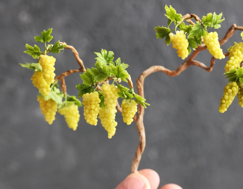 *                                Vine of yellow grapes, 1:12 scale