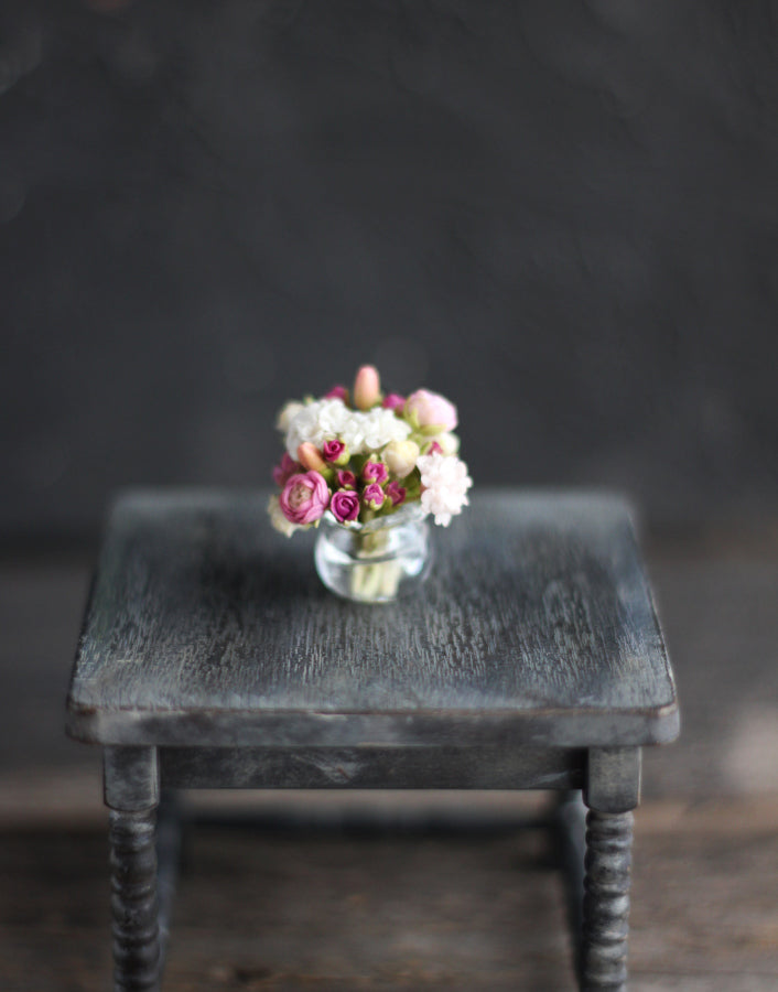 *                             Bouquet of roses and hydrangeas in a glass vase 1:12