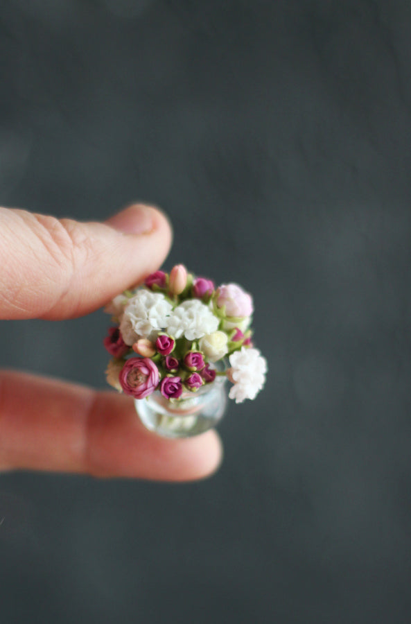 *                             Bouquet of roses and hydrangeas in a glass vase 1:12
