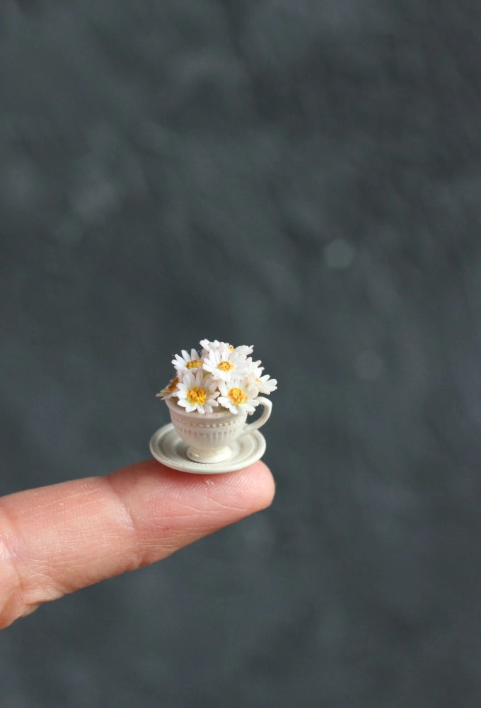 *                                                               Tea set with a bouquet of daisies 1:12